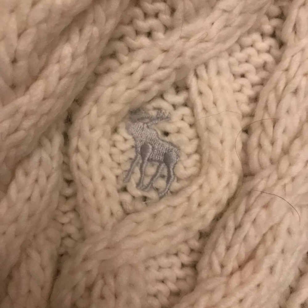 NWT Abercrombie cream knit scarf w faux fur poms